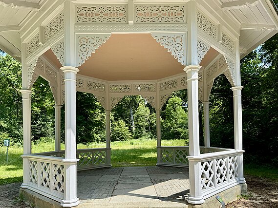 Am Holzpavillon riecht es noch nach frischer Farbe.